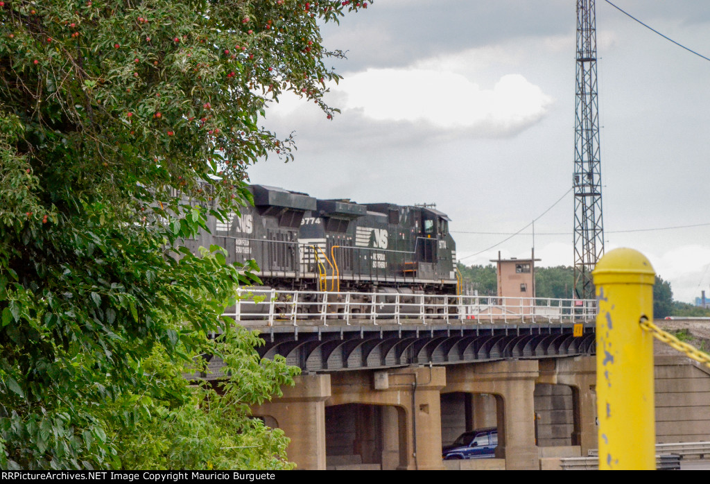 NS ES40DC & C40-9W with Roadrailers